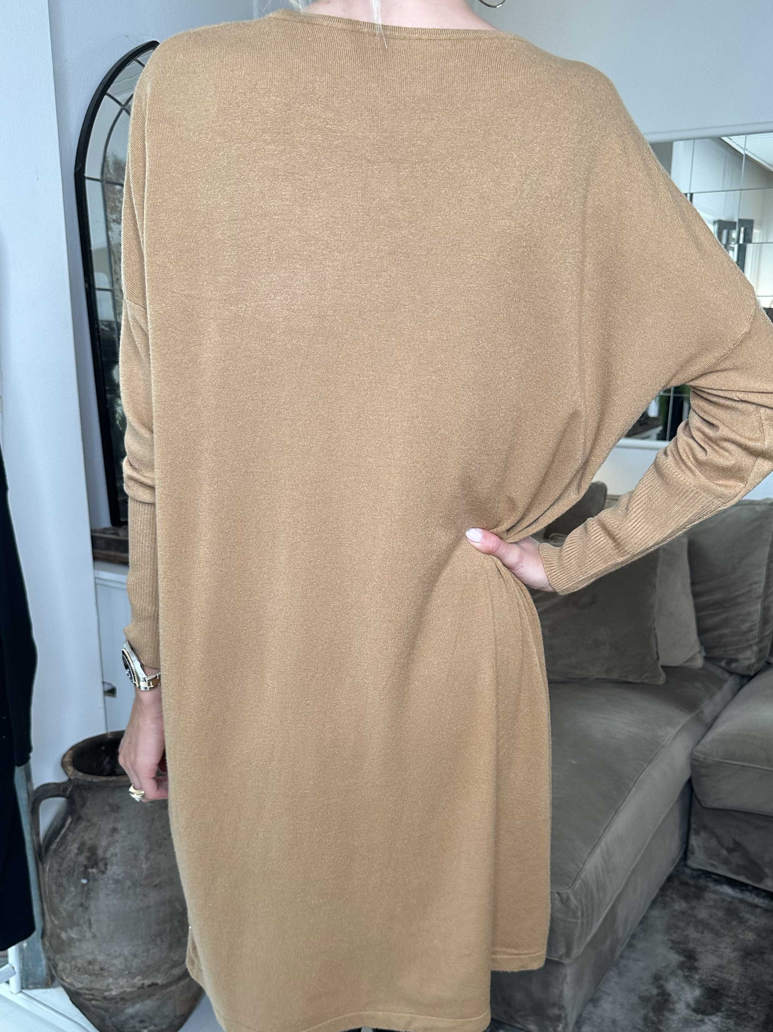 Elisa - Mjuk stickad klänning dekorerad med små stenar